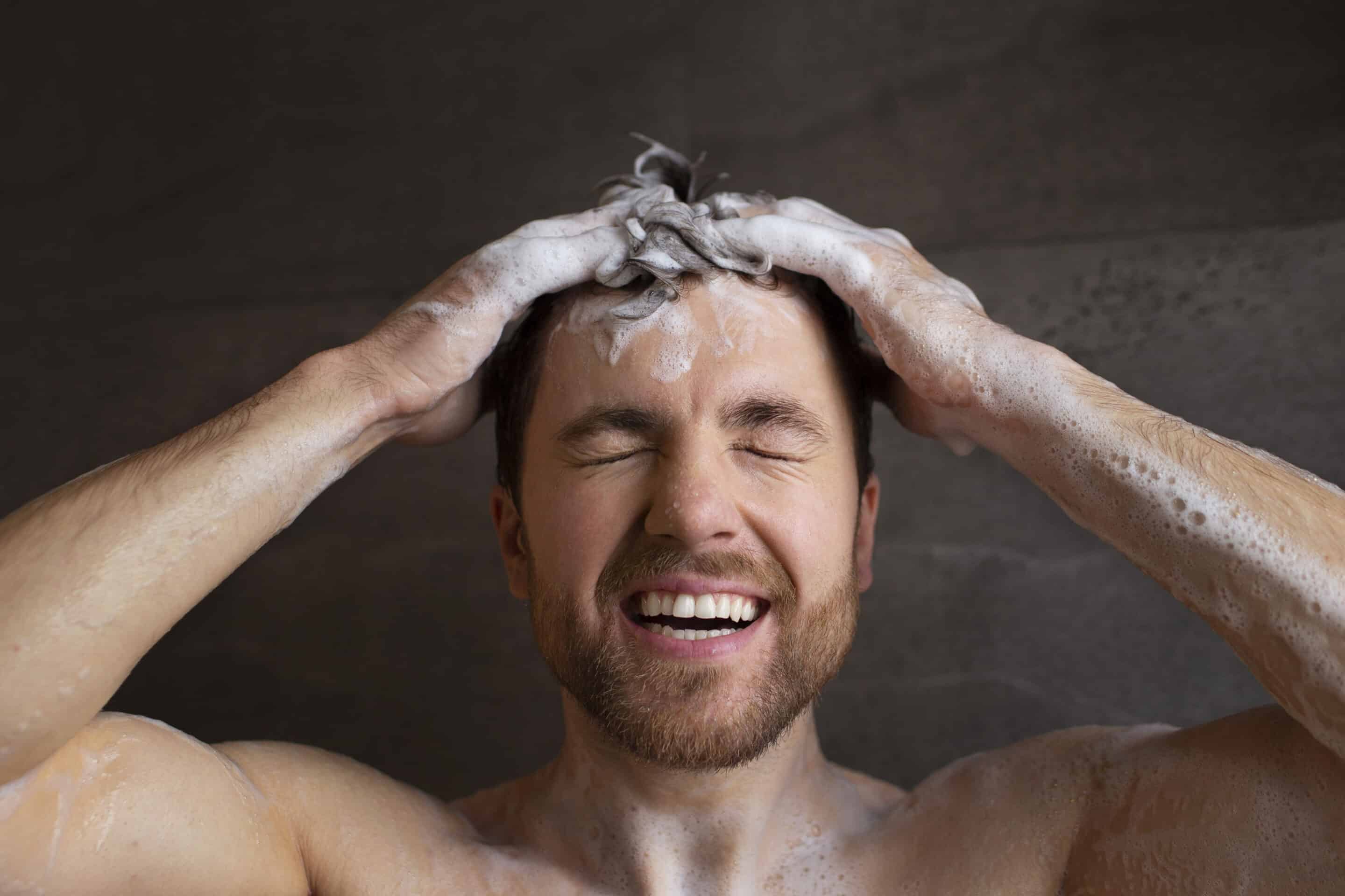 comment bien se laver les cheveux homme