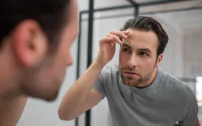 Trou dans les cheveux homme : causes et solutions