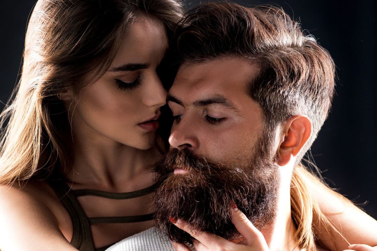 femme aime homme avec barbe