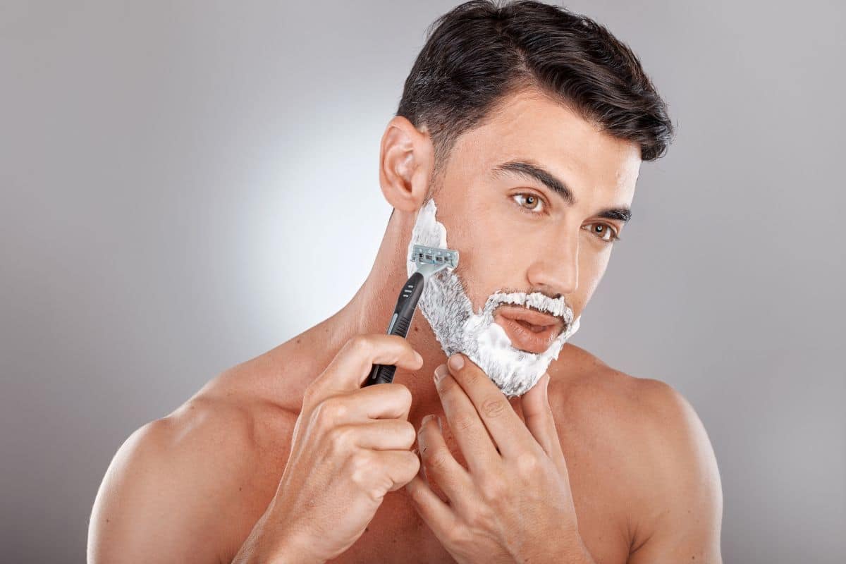 raser barbe soir homme