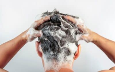 “Plus de mal que de bien” : Révélation d’un dermatologue sur le double shampoing