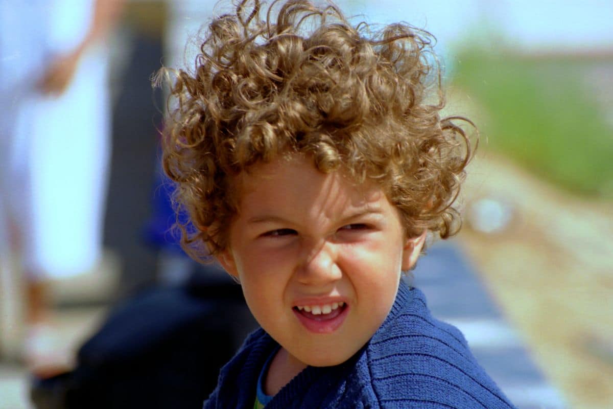 coupe de cheveux bouclés garçon