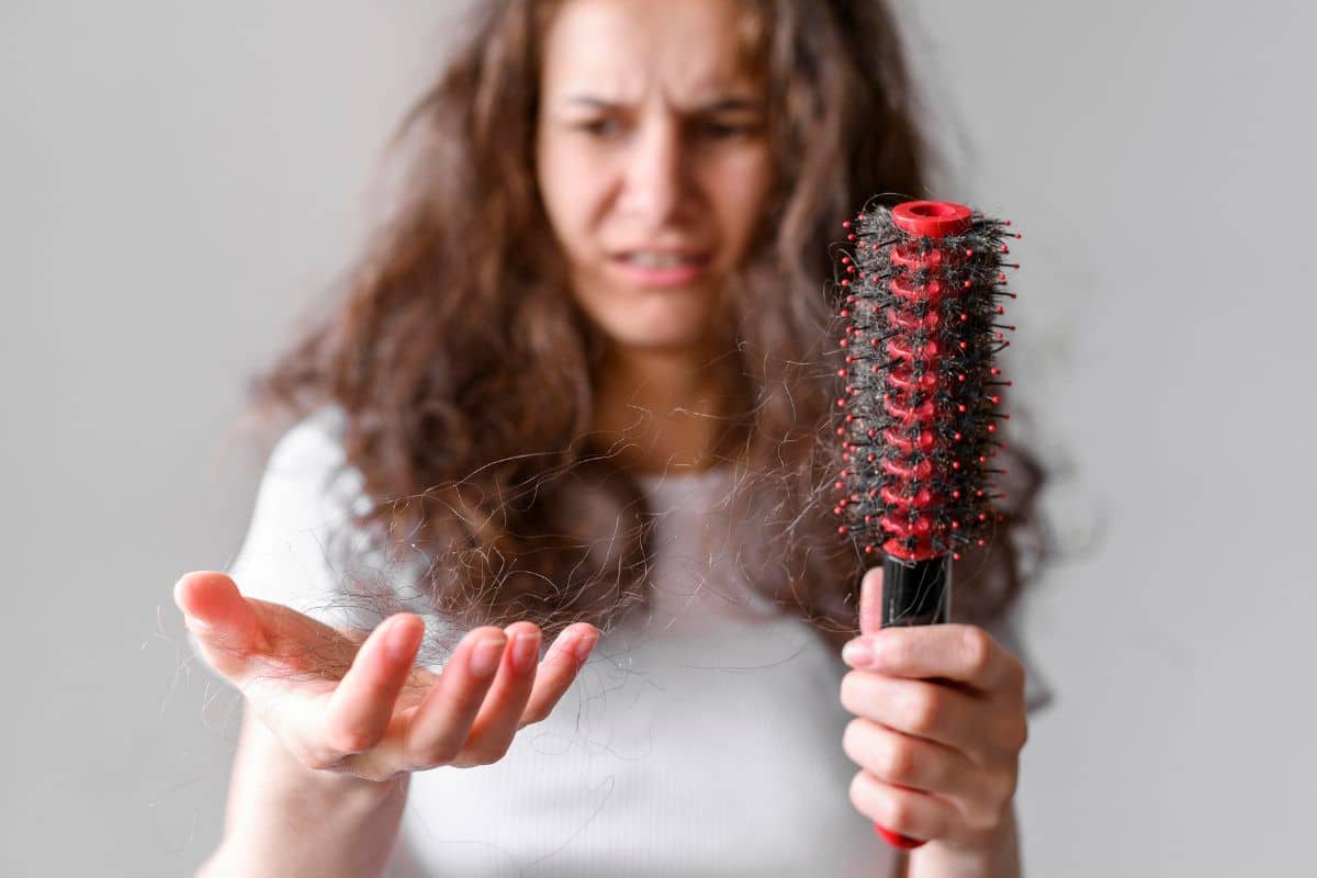 homme ou femme touchées par la perte de cheveux