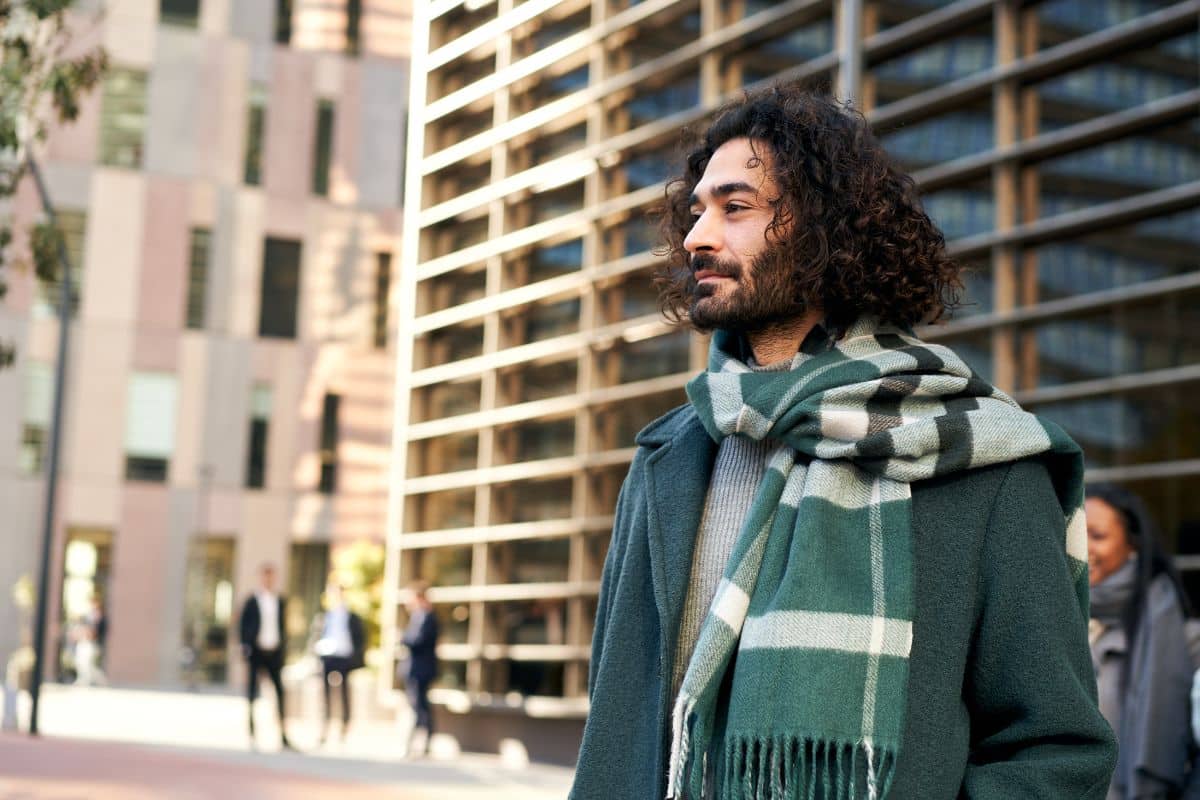 pollution impact cheveux homme