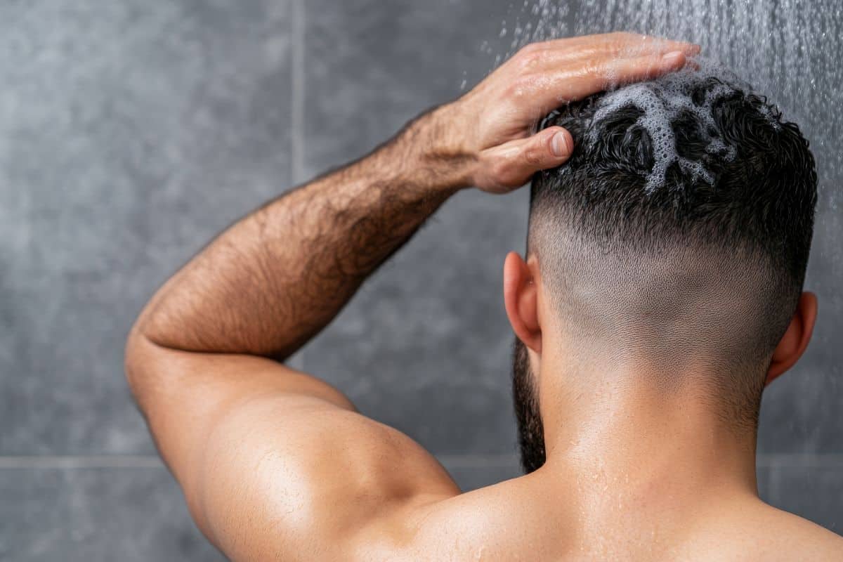 les produits dans un shampoing anti-chute de cheveux homme