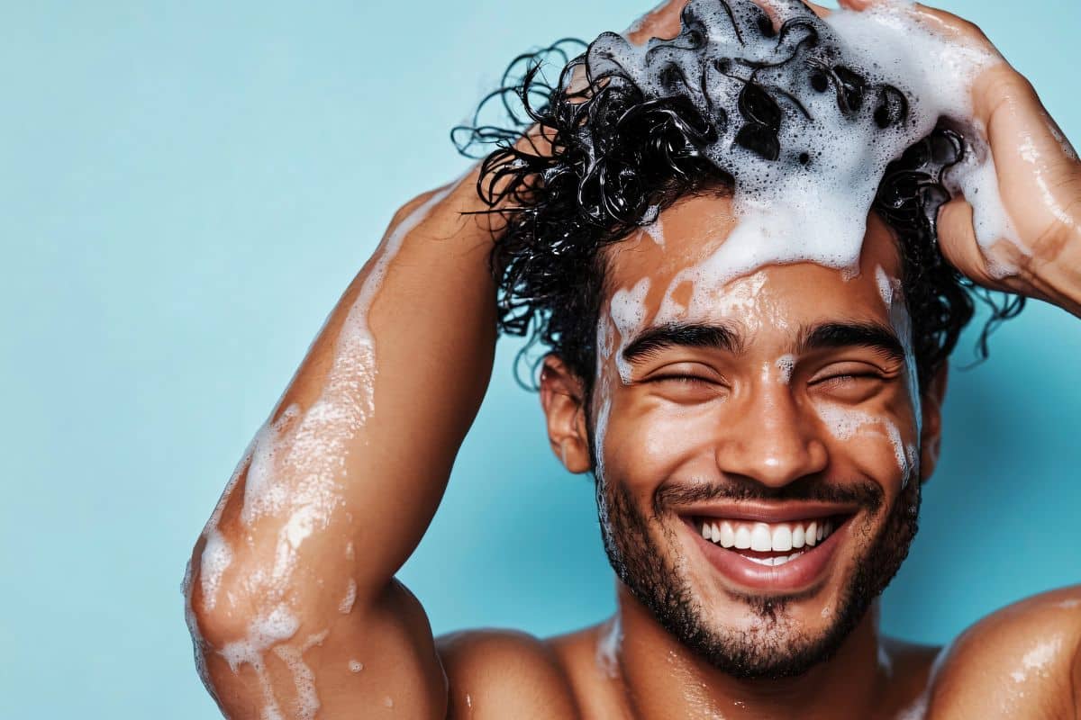 les produits indispensables dans un shampoing anti-chute de cheveux homme