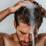 Comment choisir le meilleur shampoing homme pour votre type de cheveux ?