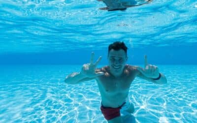 Prendre soin de ses cheveux à la piscine : Conseils pratiques pour les hommes