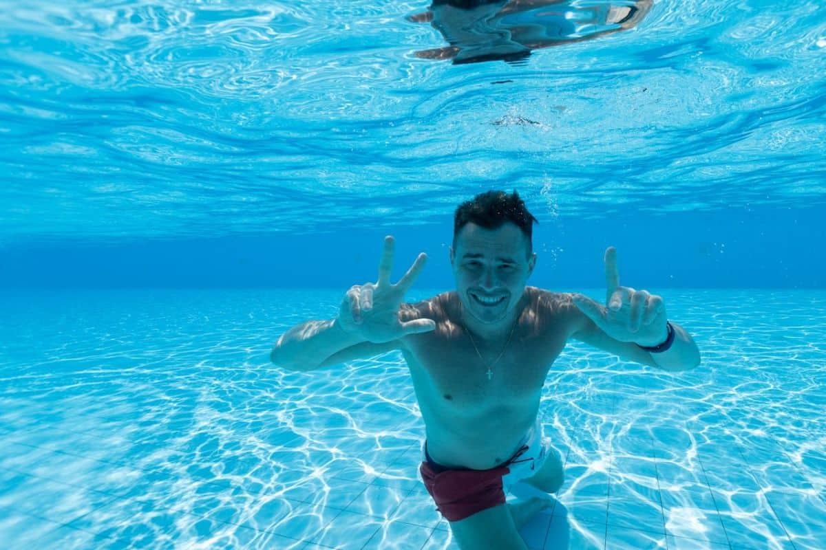 Prendre Soin de Ses Cheveux à la Piscine : Conseils Pratiques pour les Hommes