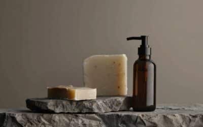 Shampoing barbe vs savon classique : quelles différences pour votre peau ?