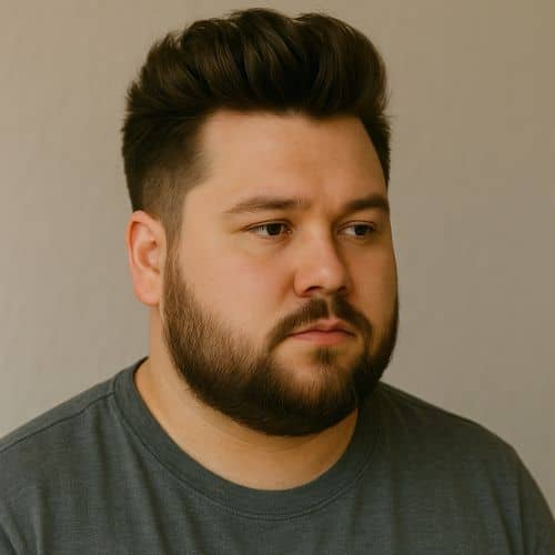coupe de cheveux visage rond - quiff volumineux
