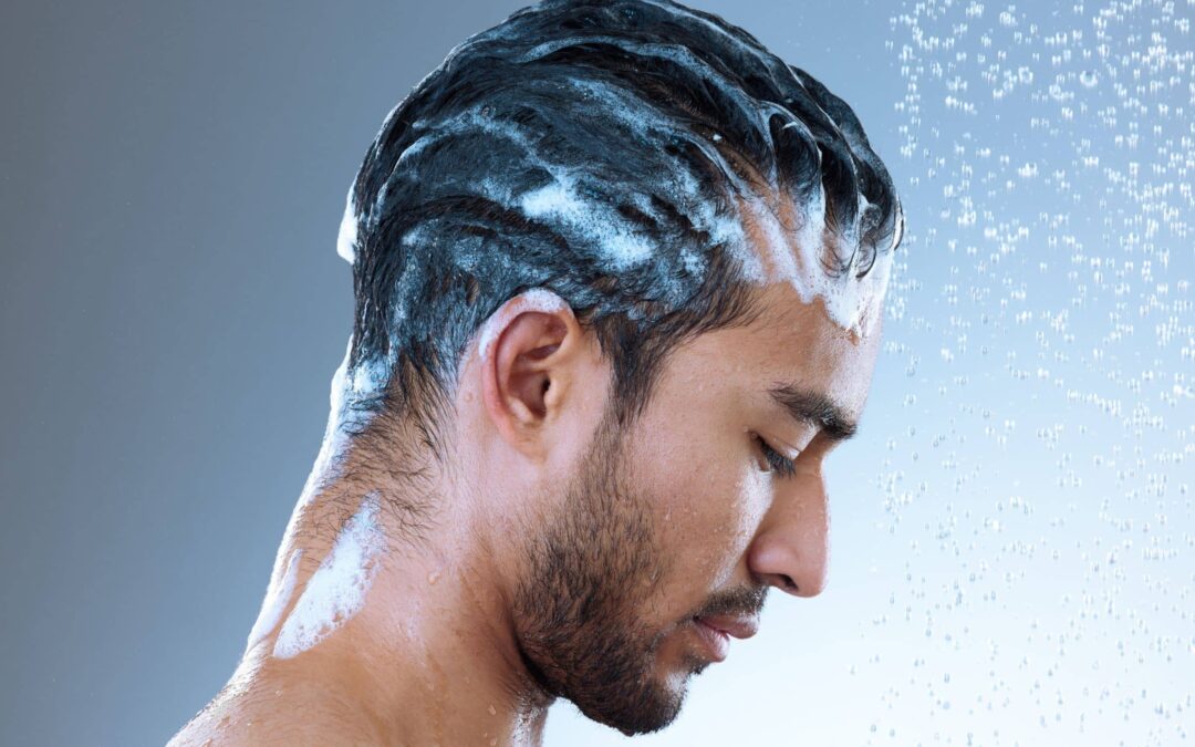 Perruque homme et shampoing : routine anti-odeurs sous bonnet